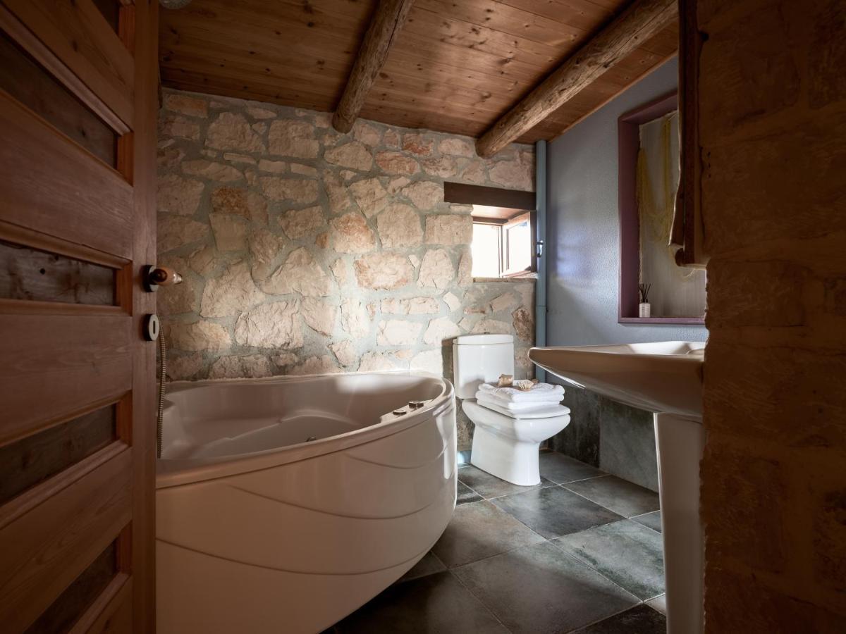 Vafias Villa - Tranquil Location, Ideal For Large Groups, By Zantewize Lithakia  エクステリア 写真